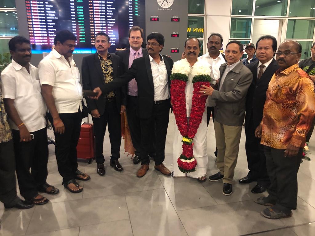 Offering the highest order of respect and reception to Mr. Kadambur Raju, honorable Tamilnadu Information Minister, on his arrival to Malaysia, is team lead by Mr. Sirajudeen the Lisoning Director of SRAM & MRAM group.